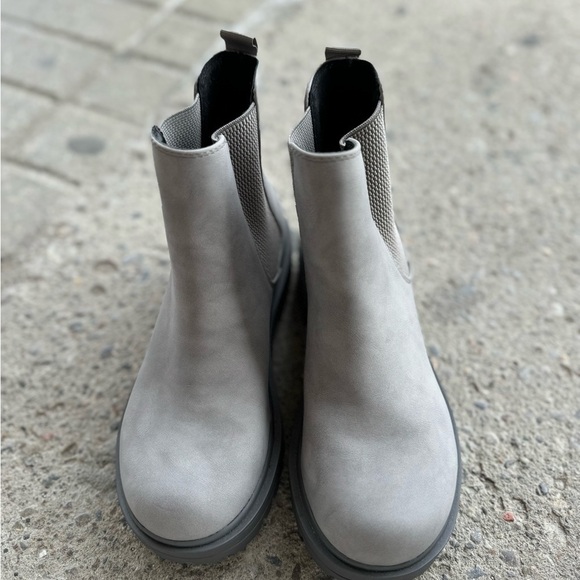 NWOT SODA grey suede ankle boots (7.5) - Picture 3 of 4
